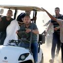 Los palestinos transportan a un civil israelí capturado desde el kibutz Kfar Azza a la Franja de Gaza