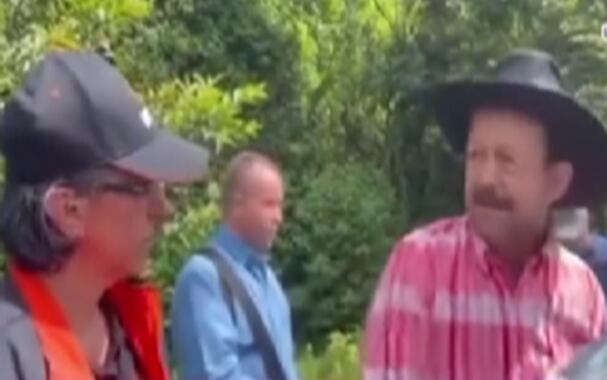 Campesino le reclamó a la directora de Invías por la caída del puente Los Grillos.