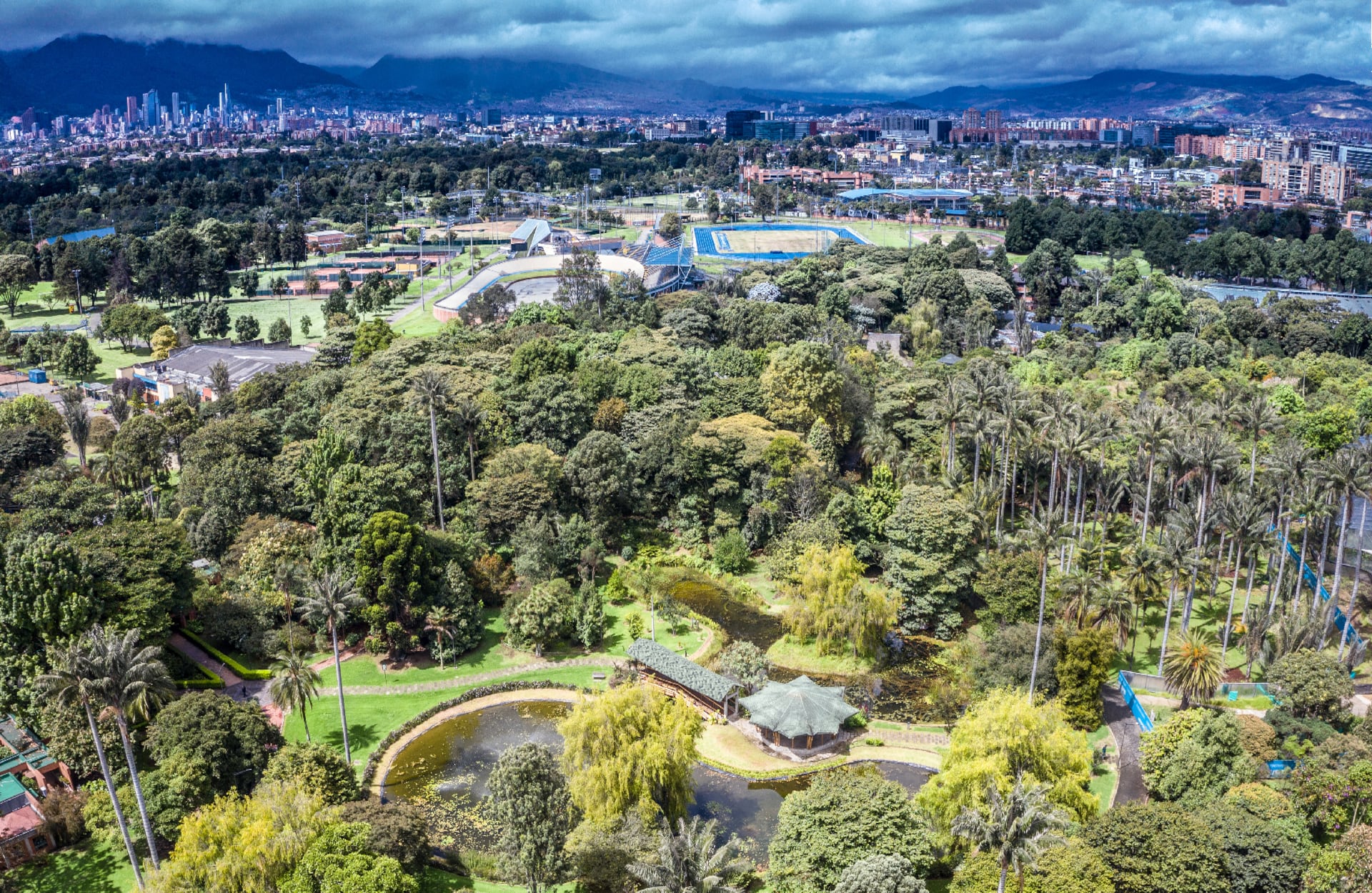 El Jardín Botánico cuenta con 20 hectáreas para caminar, disfrutar y conocer las características  de los distintos ecosistemas. “Es un espacio de contemplación, una burbuja natural en medio de una ciudad dura y áspera”, señala Orlando Rodríguez, secretario general del Jardín.