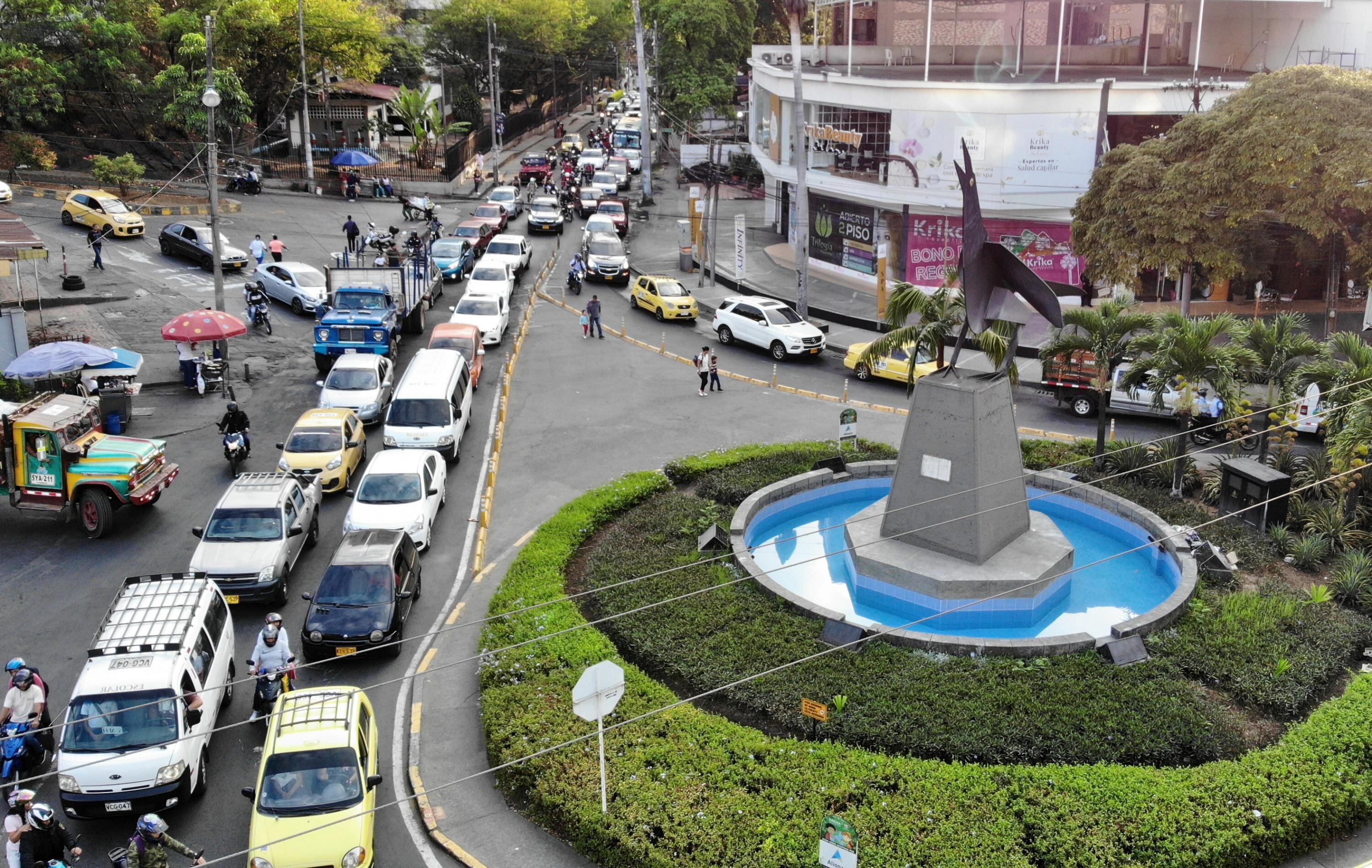 En la Portada al Mar, el tráfico comprende la mayor complicación del Oeste, pues ahí coinciden los vehículos que salen de Cali, con los que van hacia Buenaventura y los que salen de los barrios Santa Rita y Santa Teresita. 