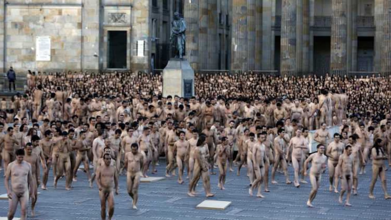 ...No parecía menos nervioso Tunick, que se movía de lado a lado de la escalinata de la Corte Suprema de Justicia controlando todo y dando disposiciones al equipo de trabajo. (Foto: León Darío Peláez / SEMANA)