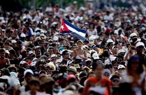 Un muchacho cubano negro ondeaba una bandera de cuba en medio de la multitud. 