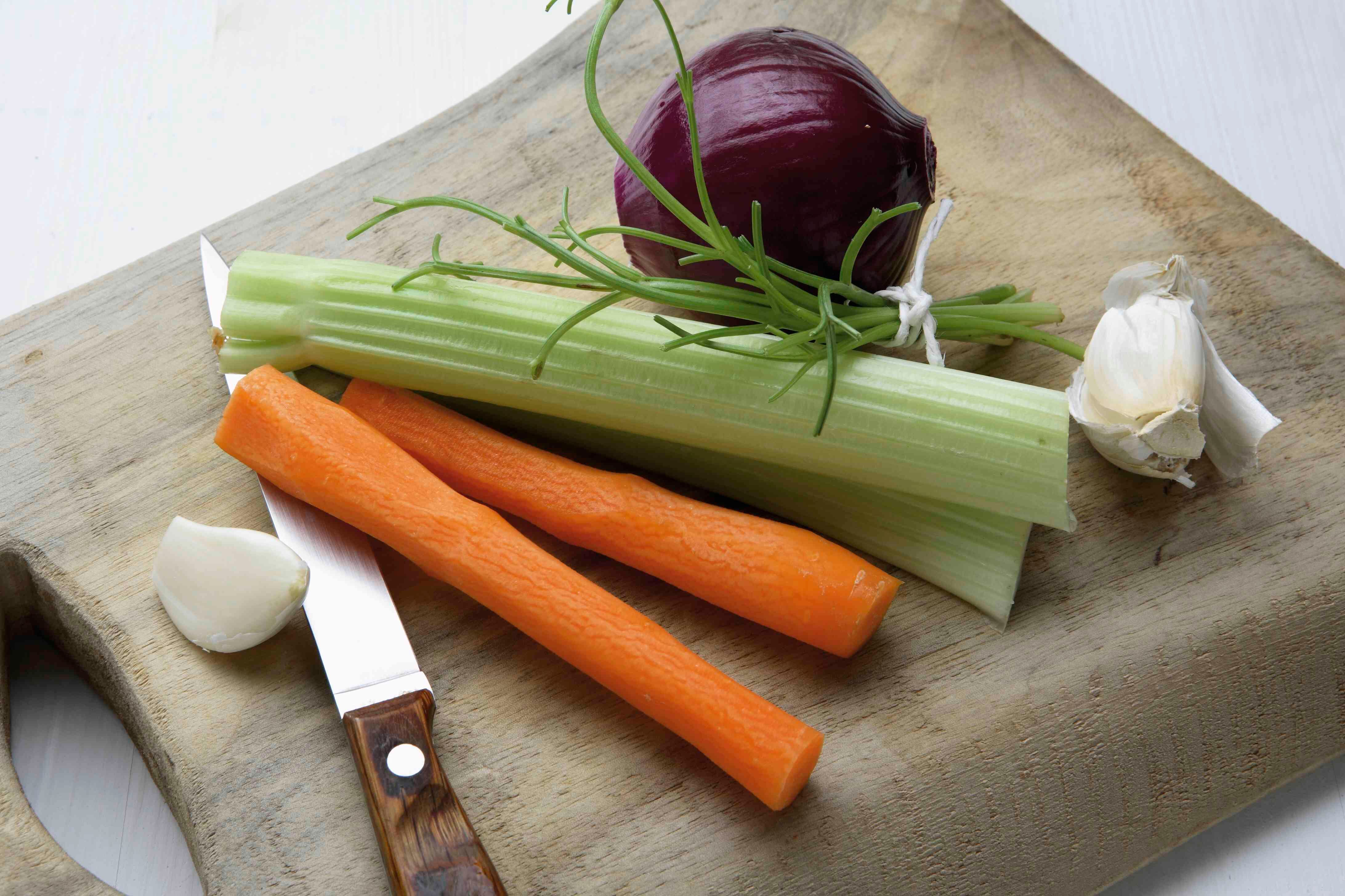 En la batidora, mezcla algunos tallos de apio, mezcla zanahorias y manzanas y un poco de zumo de limón.