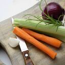 Purifica, drena y desintoxica el cuerpo. No es casualidad que el apio sea un invitado VIP a nuestros jugos y smoothies verdes.