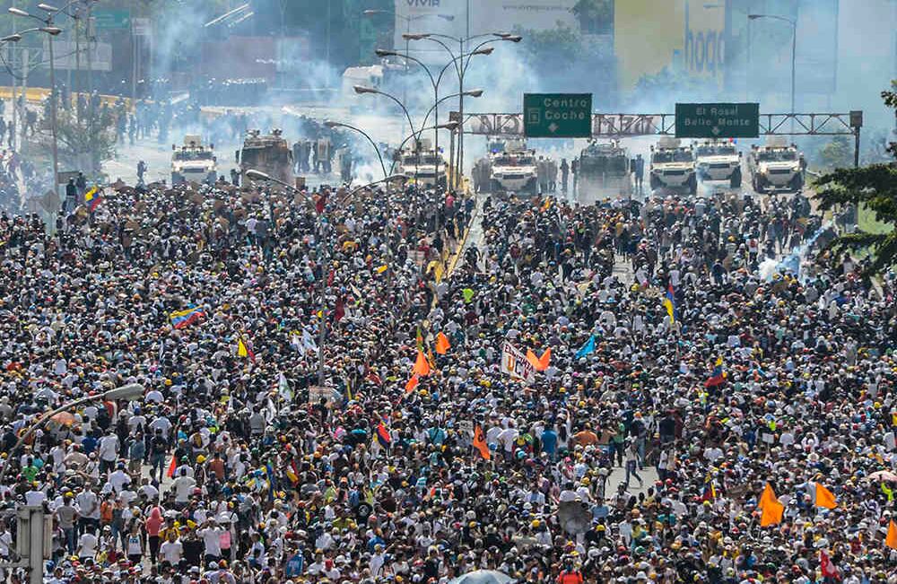La estratégica autopista Francisco Fajardo, en Caracas, ha sido constante campo de batalla entre manifestantes y uniformados que impiden su avance con gases lacrimógenos y perdigones. Militares y policías son apoyados por una fauna de vehículos blindados: la 'Ballena', que lanza agua a presión, y el 'Murciélago', que despliega muros metálicos como alas para bloquear vías, y el 'Rinoceronte', que dispara lacrimógenas.