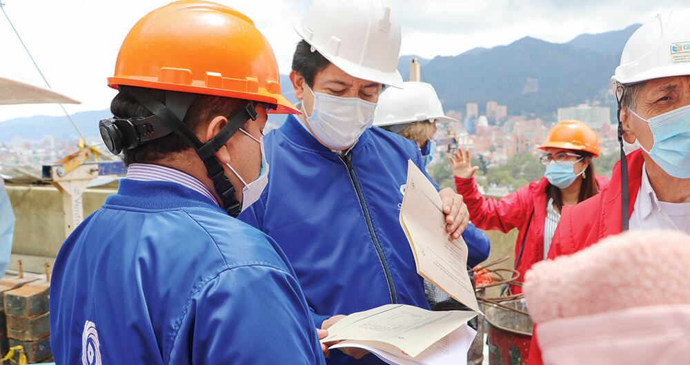Visita del contralor distrital, Andrés Castro, al proyecto como parte de la indagación preliminar. A la derecha, concepto de la Sociedad de Ingenieros, con las advertencias estructurales dirigidas a la Alcaldía de Teusaquillo.