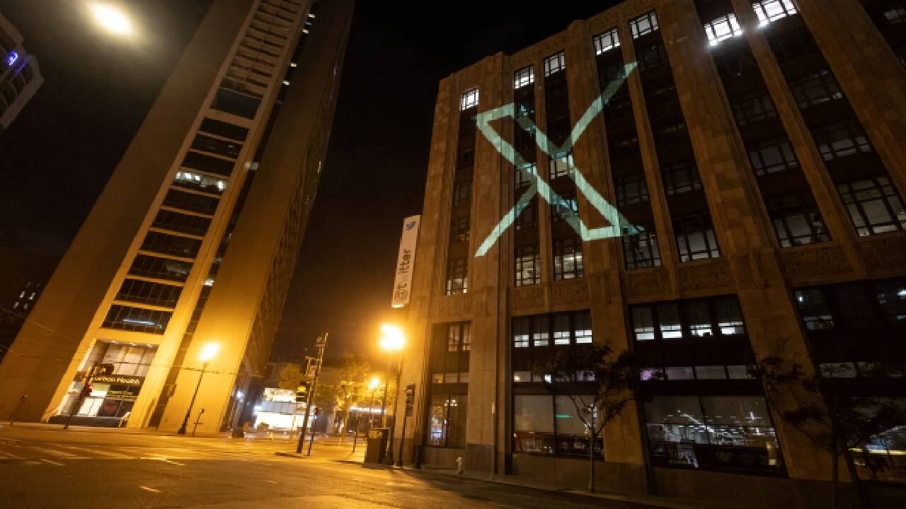 El nuevo logotipo de Twitter se ve proyectado en el edificio de la sede corporativa en el centro de San Francisco, California.