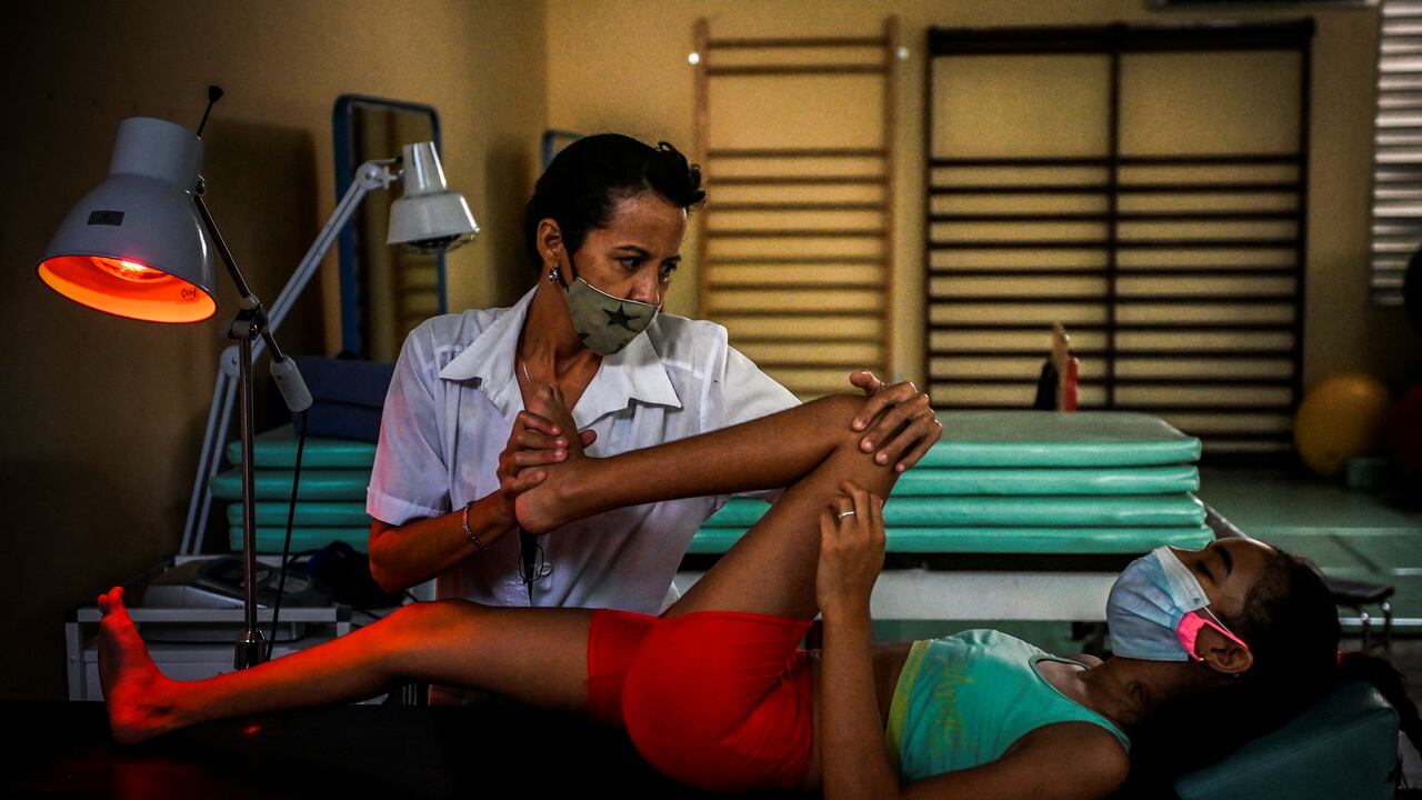 Jhoselyn Nobrega, una niña cubana con discapacidad, recibe terapia en su colegio, Solidaridad con Panama, en La Habana.