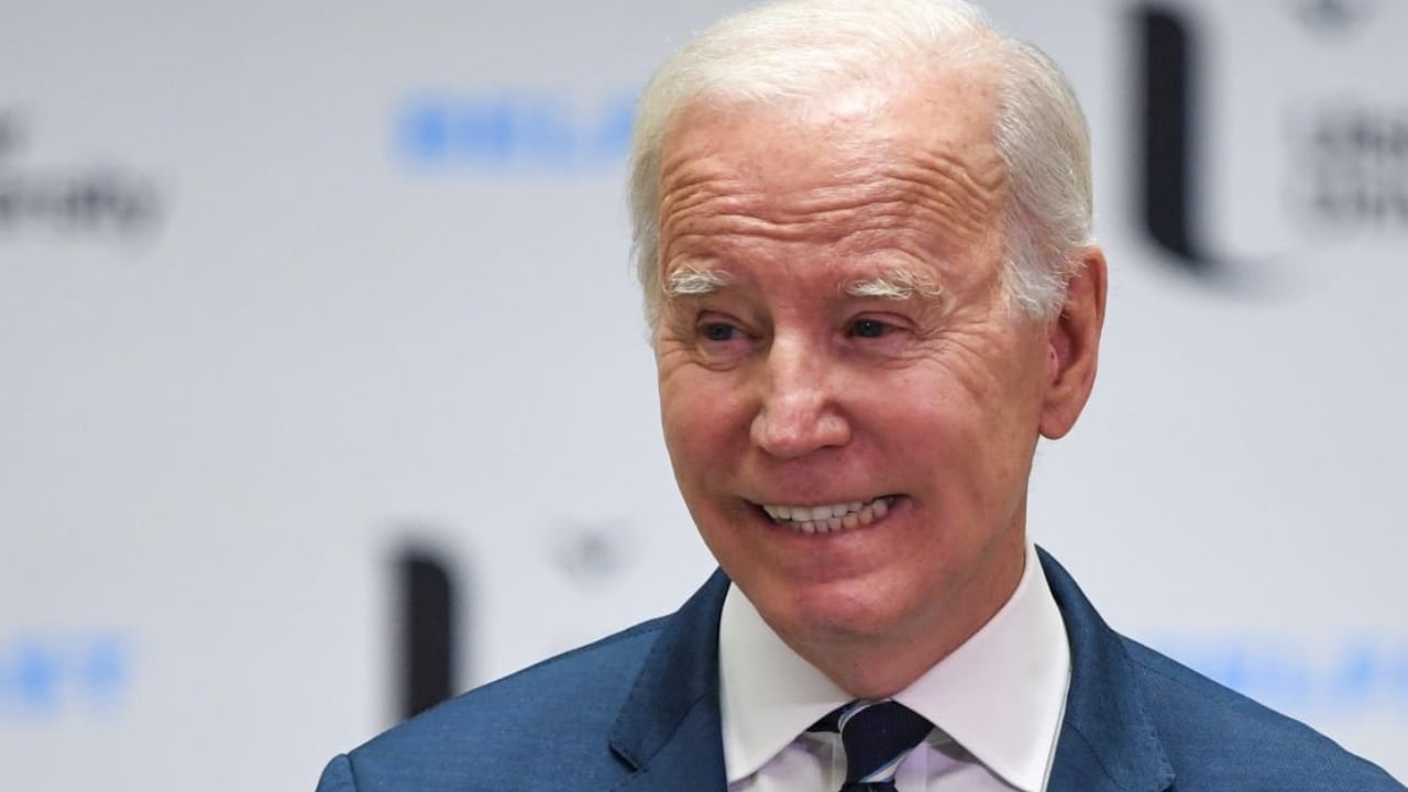 El presidente de Estados Unidos, Joe Biden, dando su discurso en la Universidad de Ulster en Belfast, Irlanda del Norte