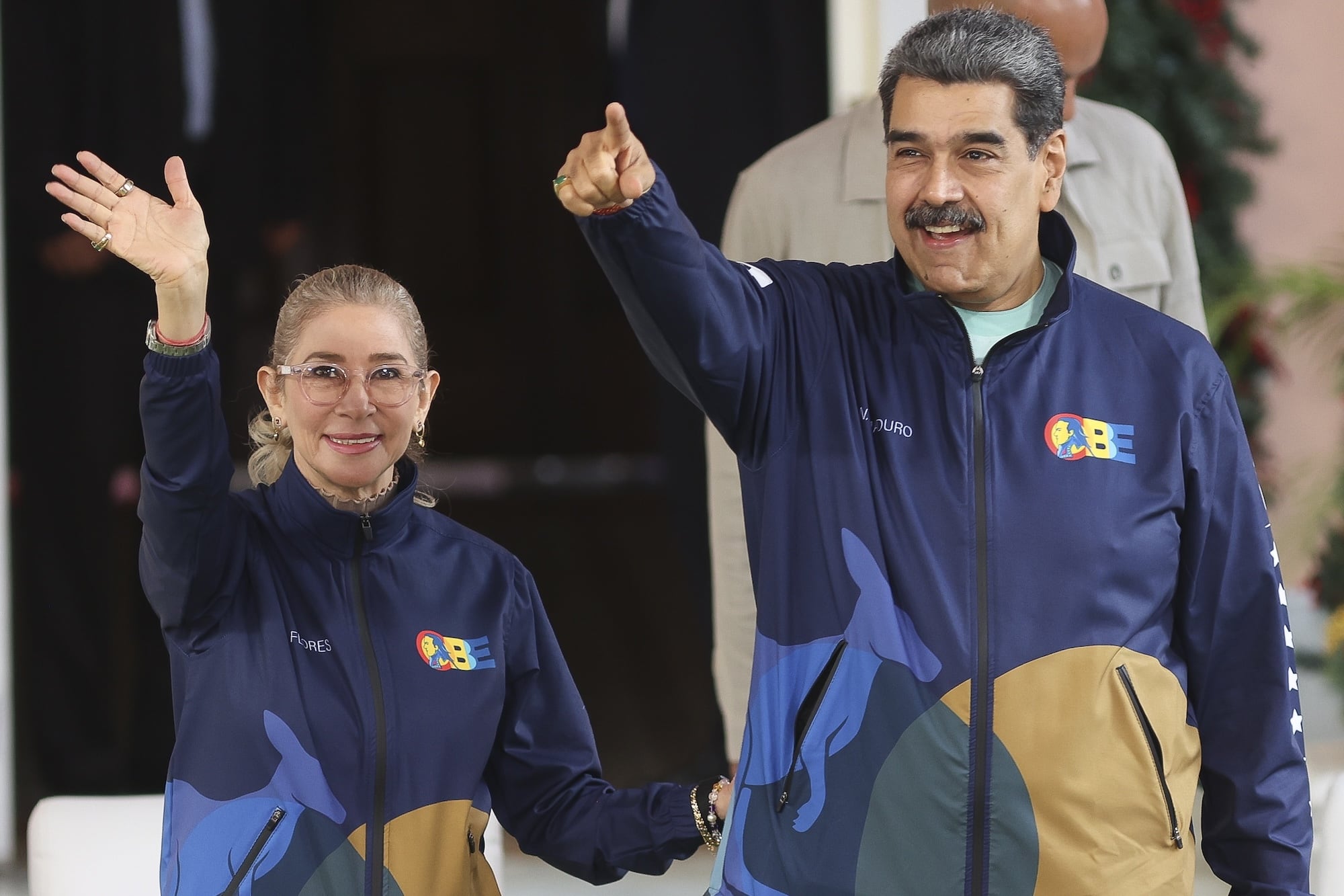 También enfrentan cargos relacionados con narcoterrorismo, tráfico de cocaína y conspiración para cometer torturas.