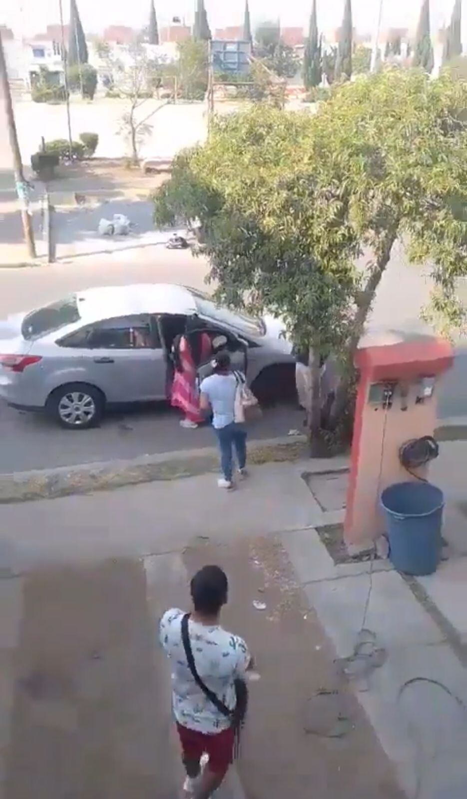 La mujer llegó al lugar junto a un hombre, ambos estaban armados