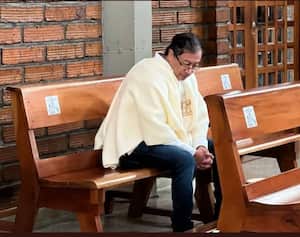 Gustavo Petro orando en una iglesia de Jericó (Antioquia).