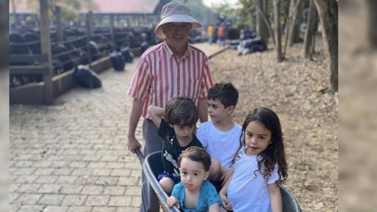 Álvaro Uribe junto a sus nietos, Jerónimo, Tomás, Leticia y Emilio Alberto.