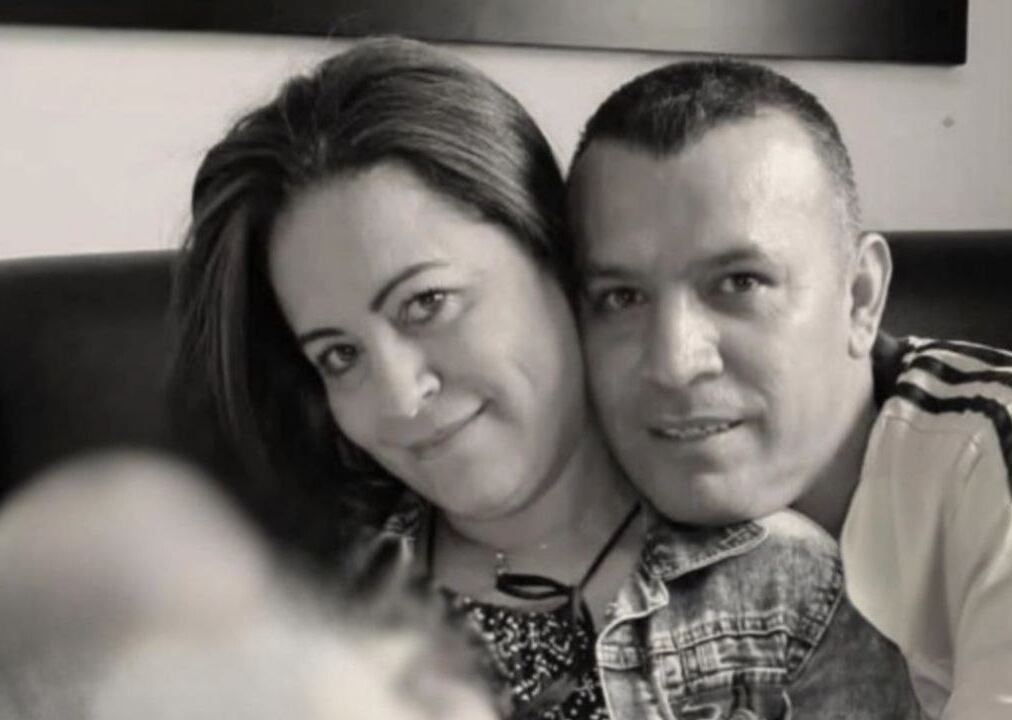 La pareja y su hijo vivían en la capital del país, según las primeras informaciones.