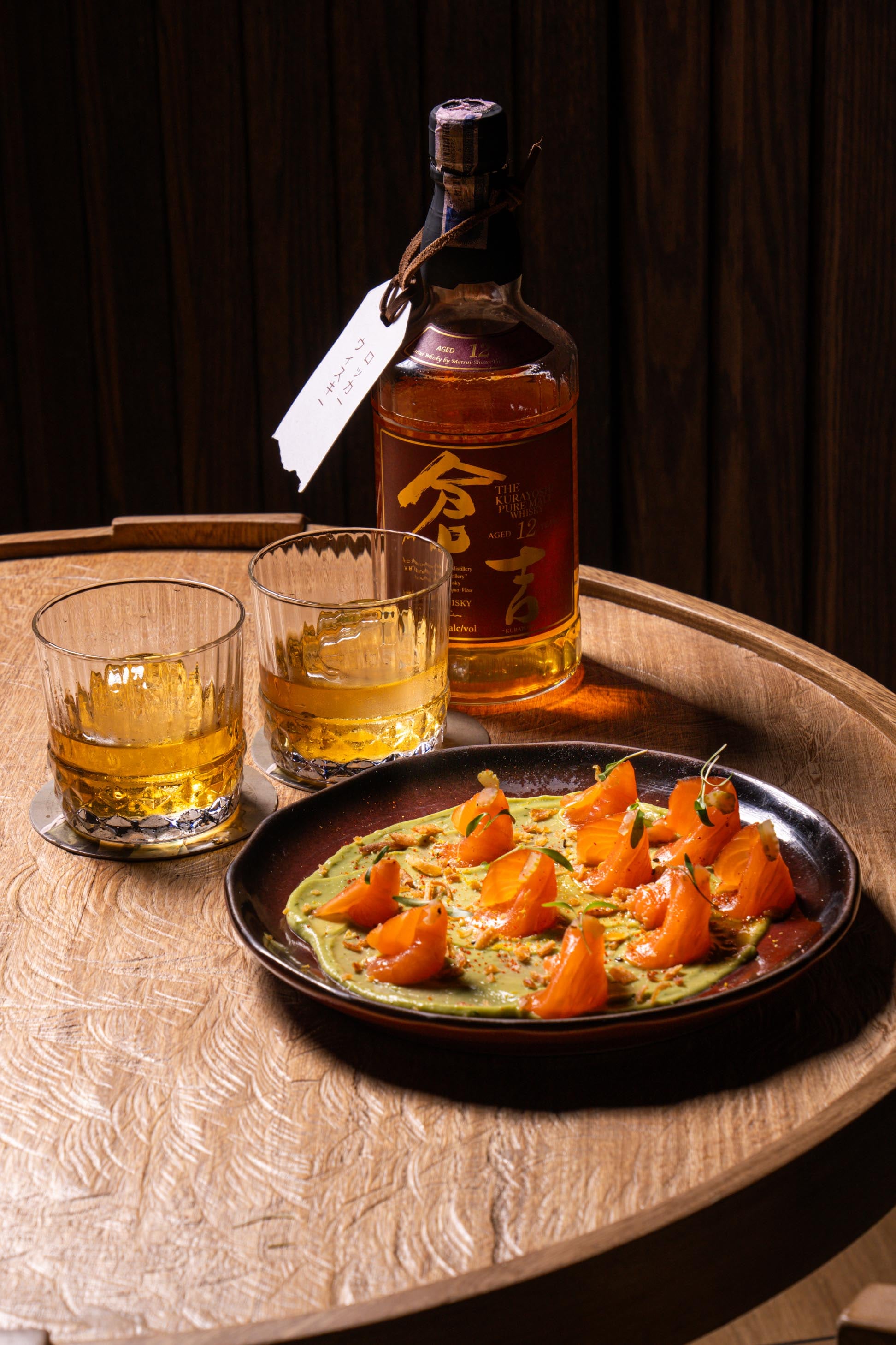 Otro de los elementos clave del restaurante es su barra de whisky, presentada como una de las barras especializadas más importantes de Bogotá.