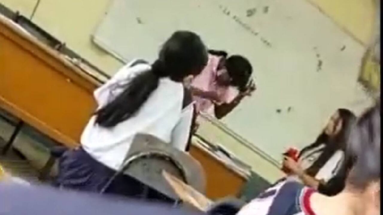 Indignación por estudiante que reventó huevo en cabeza de profesora.