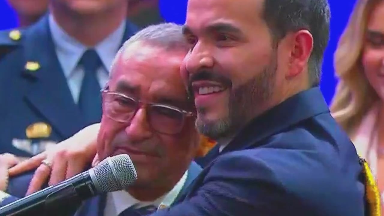 El momento en que el Señor de la Panela le ajusta la banda presidencial a Abelardo De La Espriella.