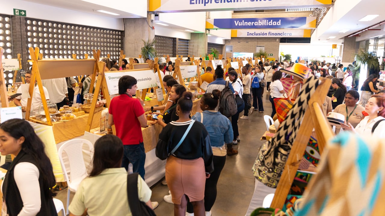 El Showroom 2025 reunió a más de un centenar de emprendimientos del Valle del Cauca, que presentaron sus productos y servicios en vitrinas temáticas orientadas a promover la formalización, el fortalecimiento empresarial y las conexiones comerciales con propósito social.