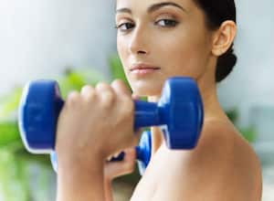 Pesas: Es ideal para quienes quieren tonificar los brazos y ocupan poco espacio en la habitación o donde se guarden.