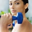 Pesas: Es ideal para quienes quieren tonificar los brazos y ocupan poco espacio en la habitación o donde se guarden.