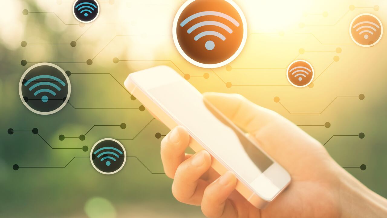 El celular necesita conectarse a una red wifi para poder tener acceso a varias de sus funciones.