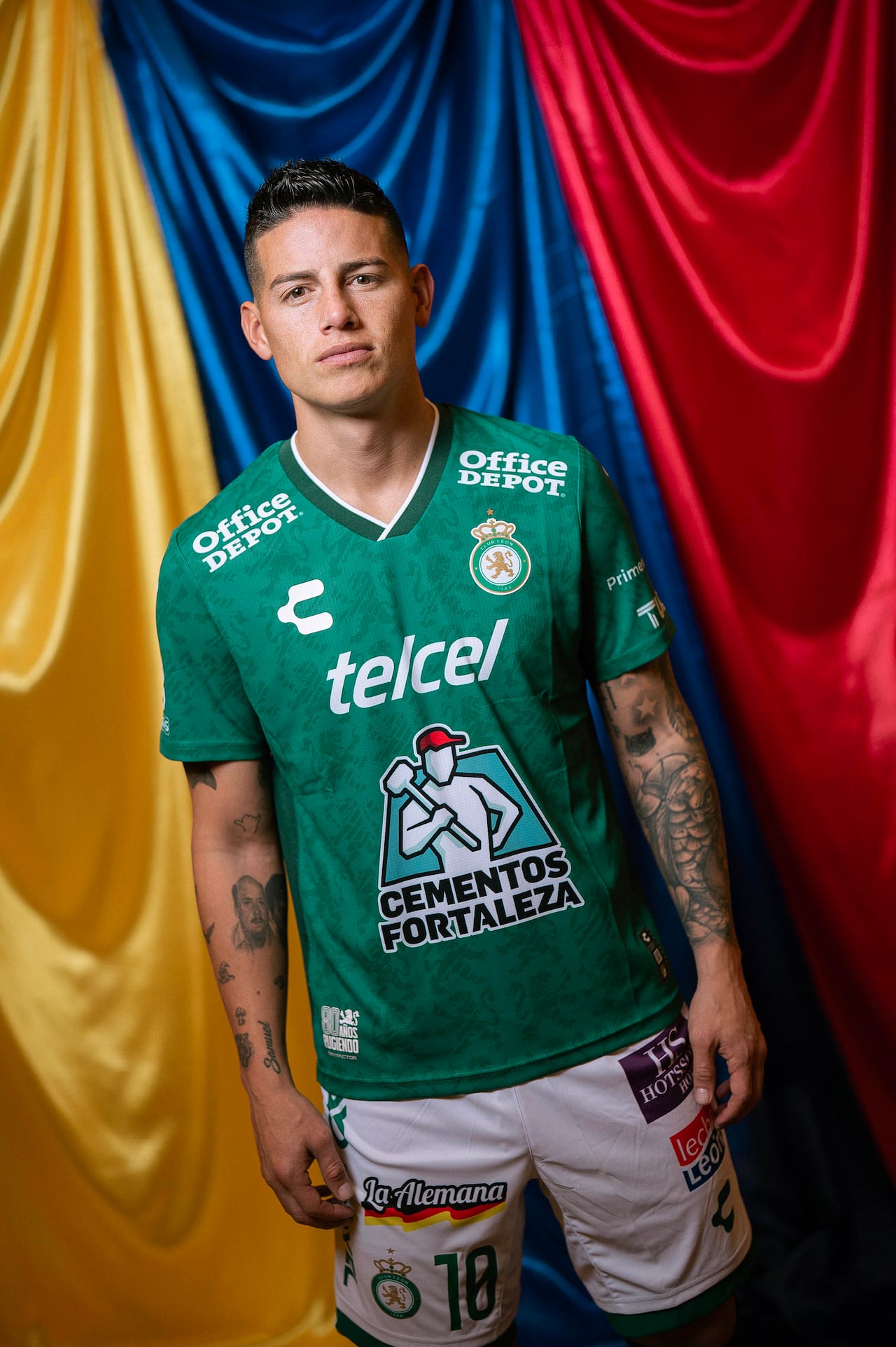 James Rodríguez cambió la franja roja por el verde esmeralda