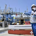 Un empleado del operador de la planta nuclear Fukushima Daiichi, Tokyo Electric Power Company Holdings (Tepco), explica la instalación que se utilizará para liberar al mar el agua radiactiva y tratada el lunes 26 de junio de 2023, en esa planta de Fukushima, en el norte de Japón. (Kyodo News vía AP)