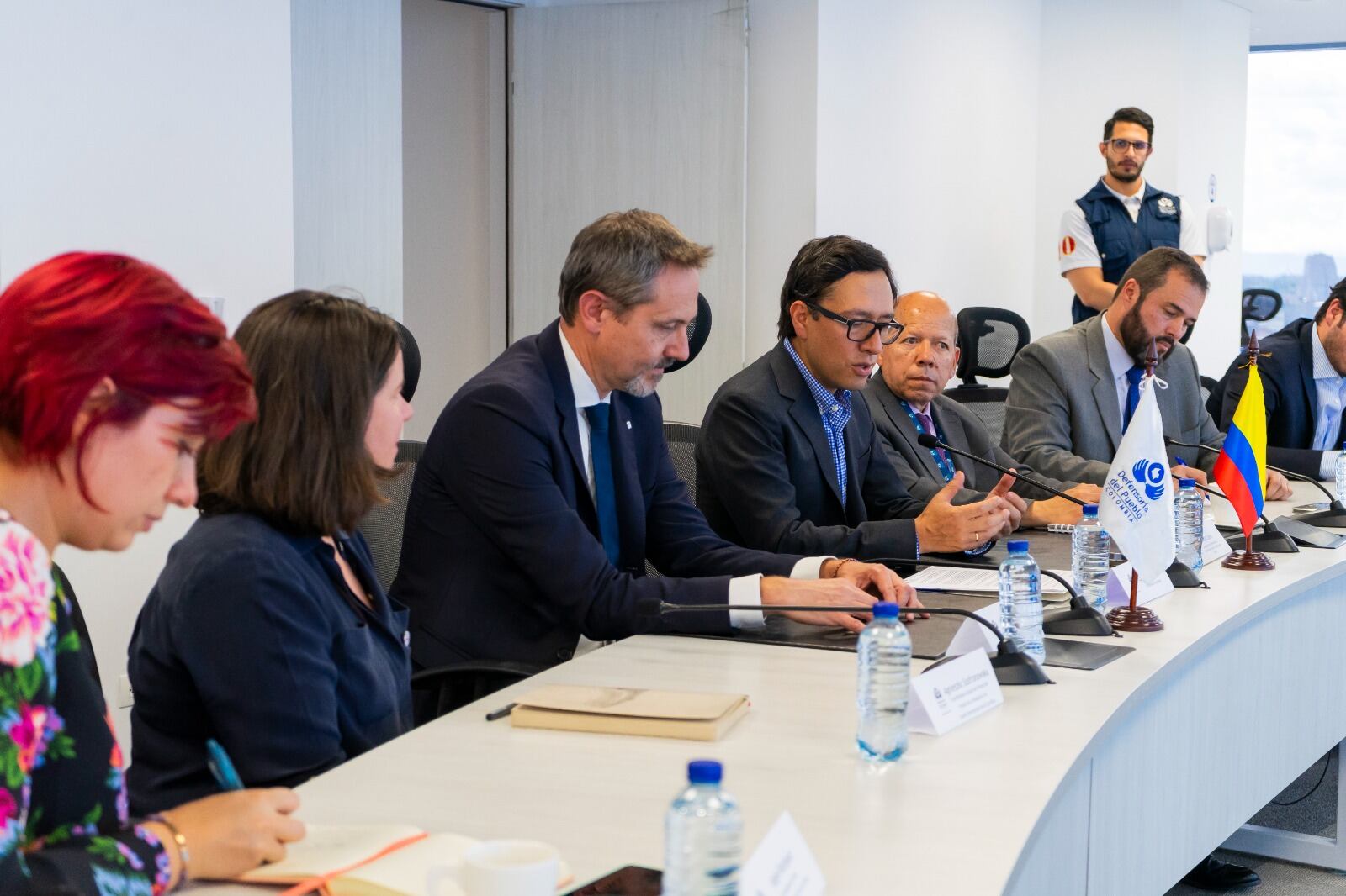 Defensoría del Pueblo y Cruz Roja firman protocolo para acompañar liberaciones de secuestrados por grupos armados; así funcionará