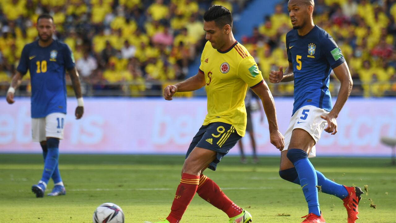Colombia's Radamel Falcao (L) and Brazil's Fabinho (R) vie for the ball during their South American qualification football match for the FIFA World Cup Qatar 2022 at the Metropolitano stadium in Barranquilla, Colombia, on October 10, 2021.
JUAN BARRETO / AFP