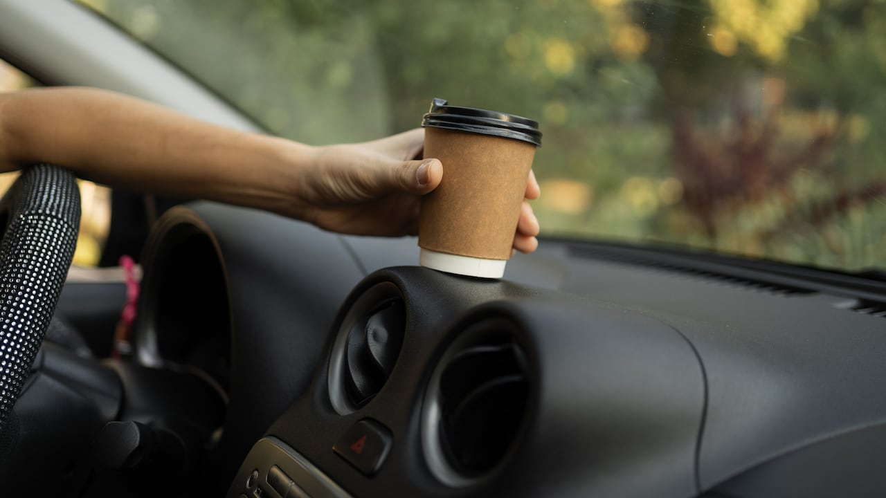 Los riesgos para el conductor, sus acompañantes y la seguridad al colocar elementos sobre el tablero o millaré del carro son considerablemente altos.