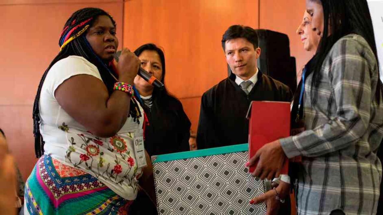 Yolanda Perea, integrante de la Mesa Nacional de Víctimas, hizo entrega de los casos documentados a los magistrados. Foto: Esteban Vega / SEMANA