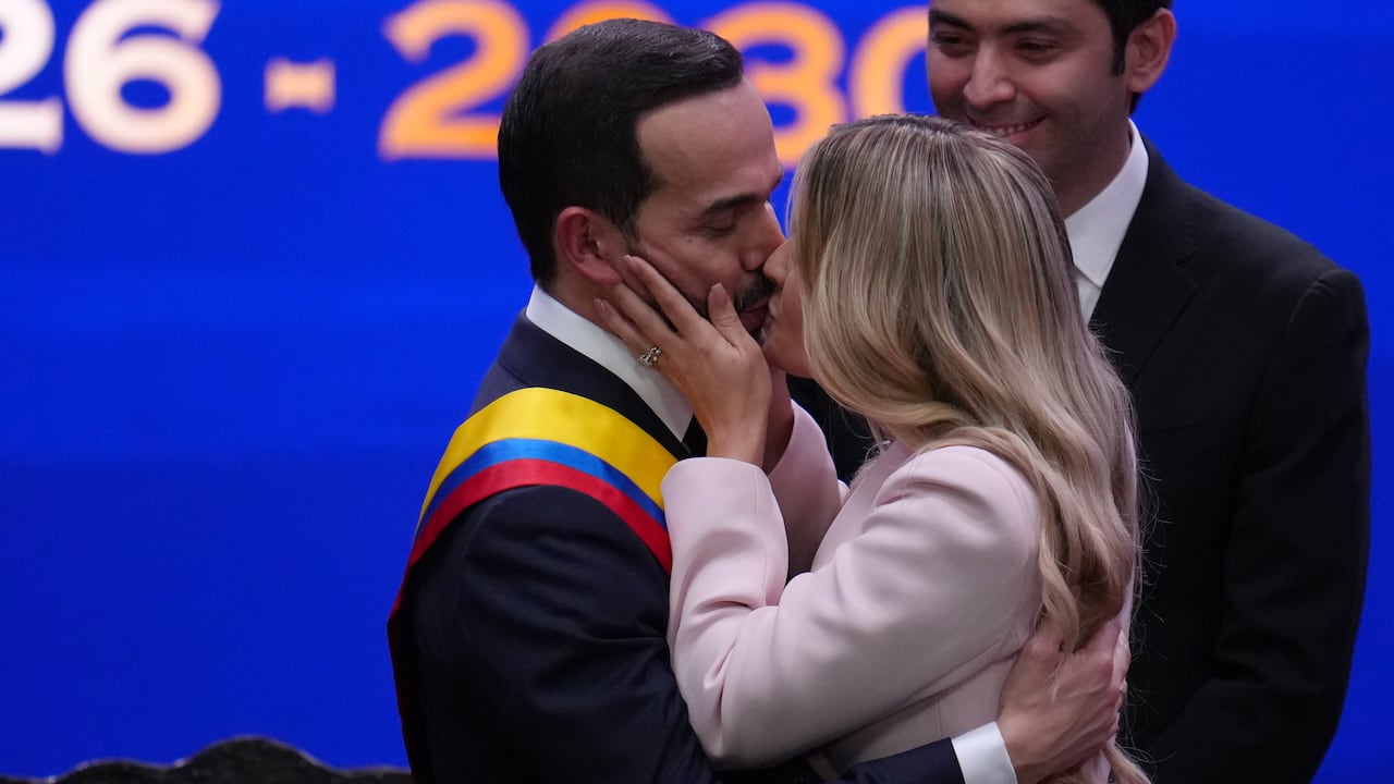 El presidente Abelardo De La Espriella besó a su esposa, la primera dama Ana Lucía Pineda, en la ceremonia de posesión.