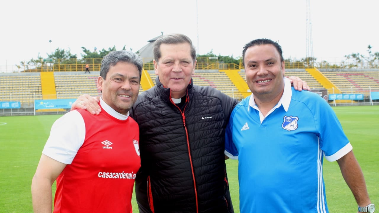 El partido Cachaco es una disputa deportiva entre las barras tradicionales de ambos equipos que busca el acercamiento de personas que pueden pertenecer a distintas orillas del fútbol.