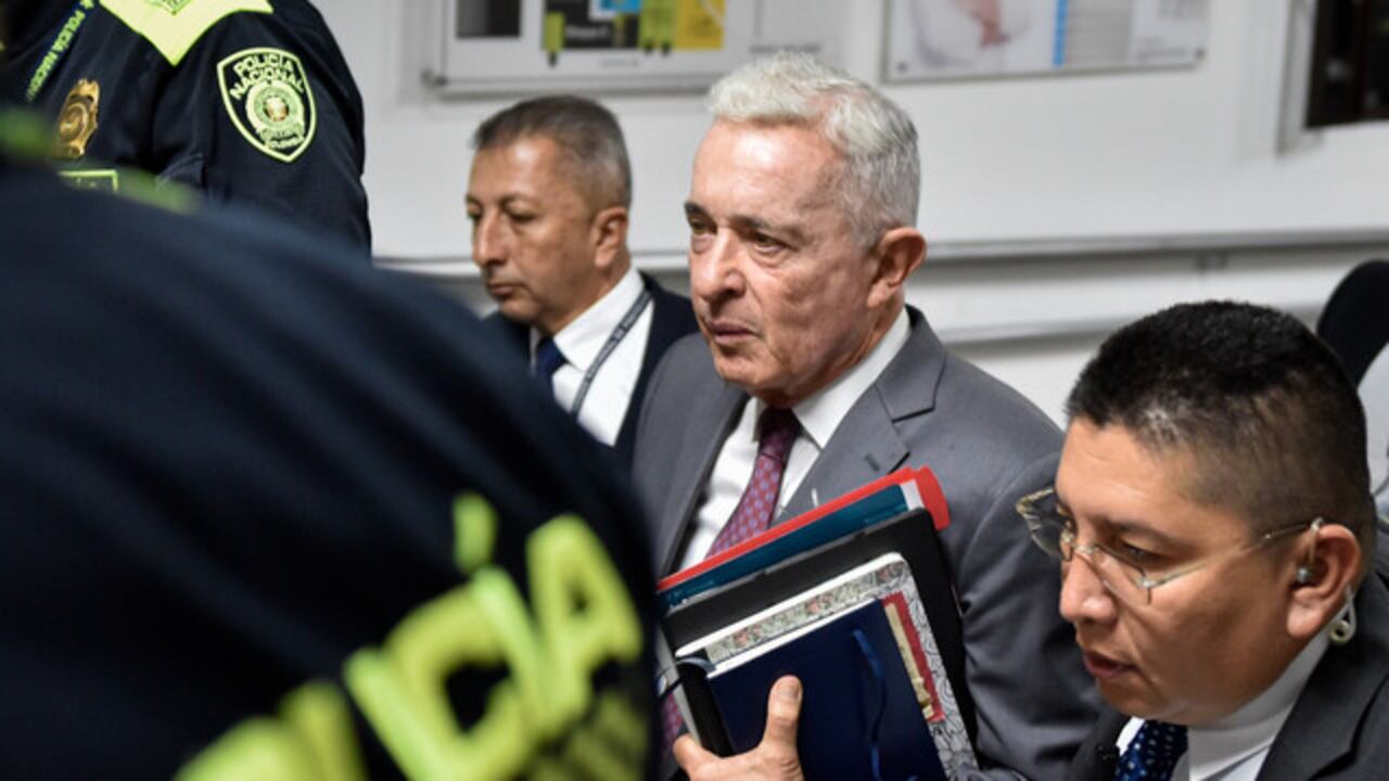 El expresidente Álvaro Uribe Vélez en los juzgados de Paloquemao, en el centro de Bogotá.