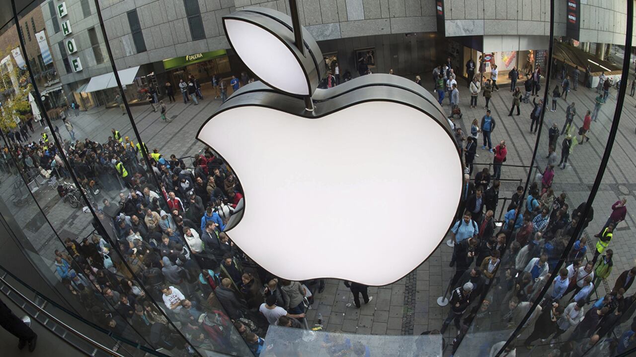 Cientos de personas congregadas delante de la tienda de Apple en Múnich (Alemania) este viernes 19 de septiembre de 2014, para comprar el nuevo iPhone 6.