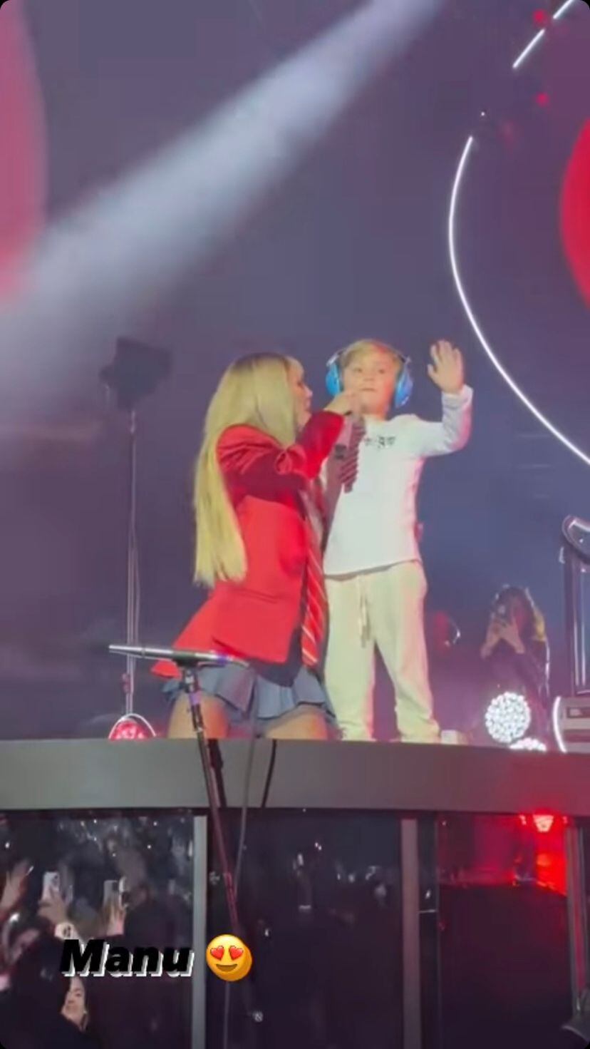Anahí y su hijo Manuel en concierto de RBD.