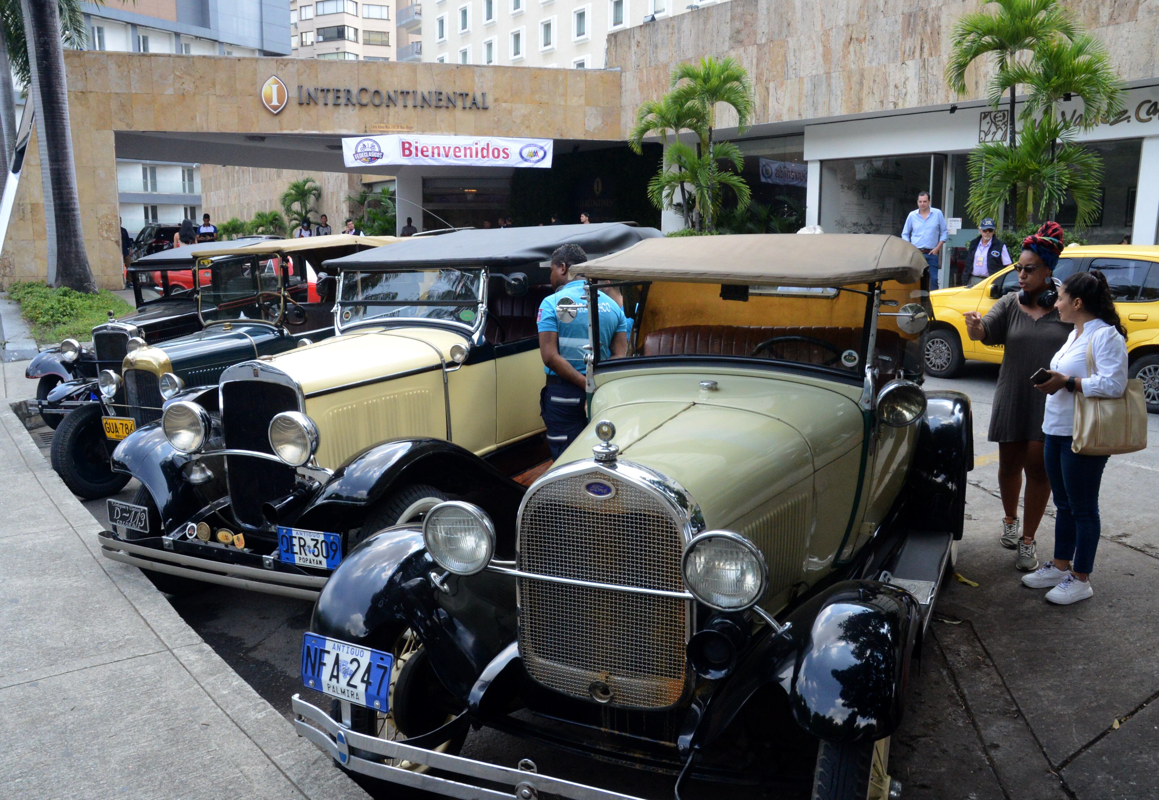 Cali: Por primera vez Encuentro Nacional de Autos Antiguos con la participación de más de cien carros antiguos de todo Colombia. foto José L Guzmán. EL País