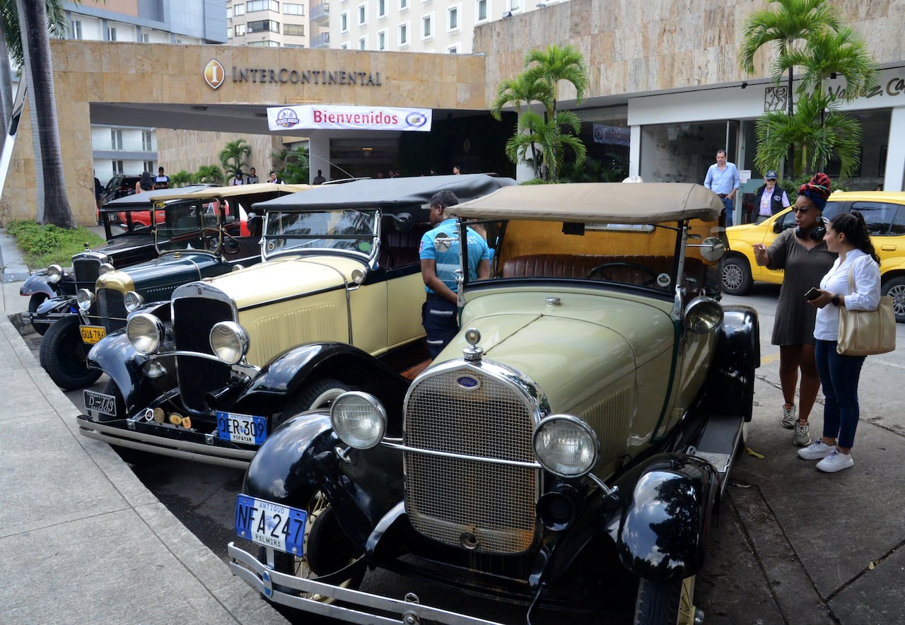 Cali: Por primera vez Encuentro Nacional de Autos Antiguos con la participación de más de cien carros antiguos de todo Colombia. foto José L Guzmán. EL País