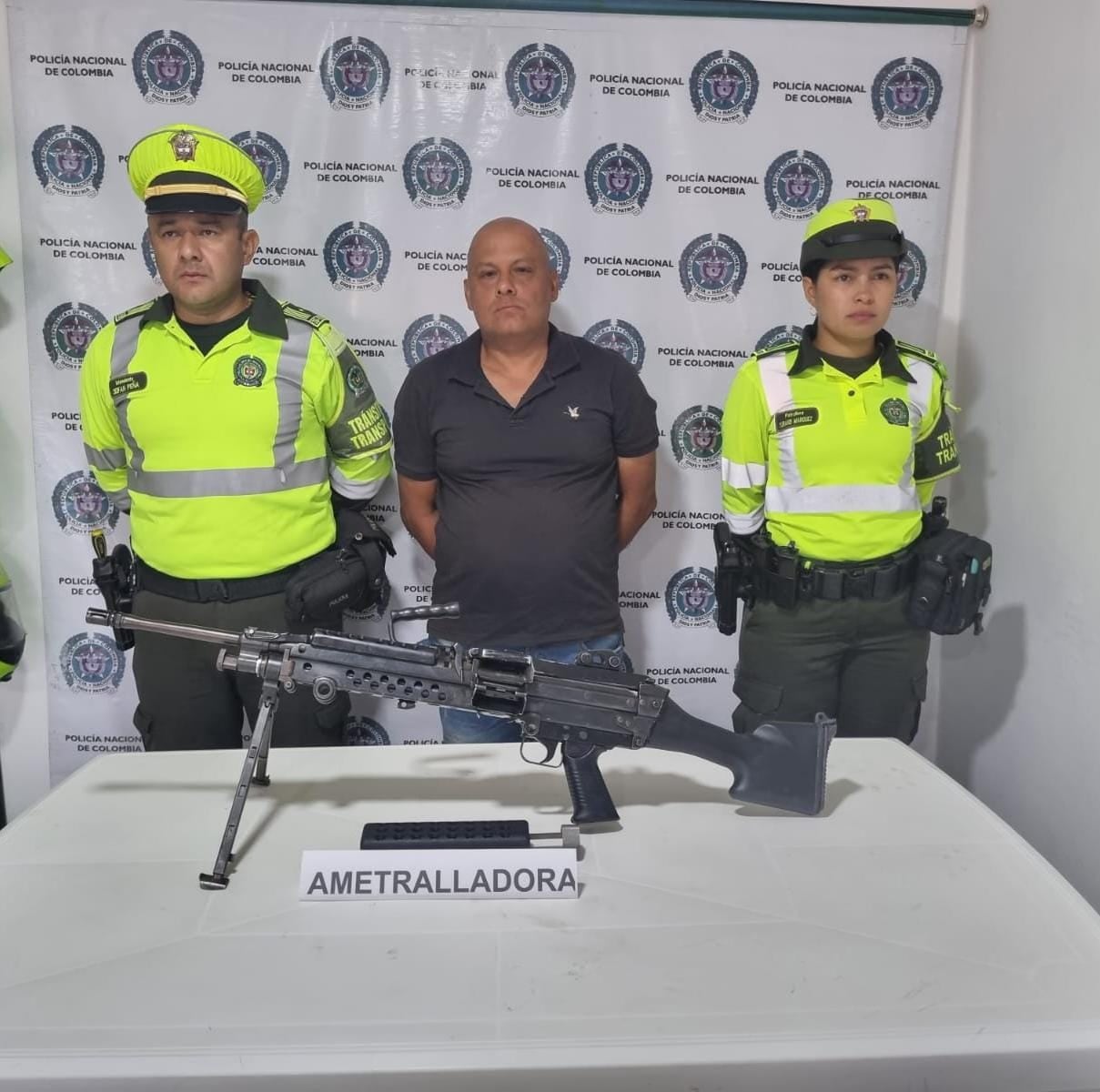 El detenido era el supuesto dueño de esa ametralladora con la que viajaba en un bus de servicio público en el Valle del Cauca.
