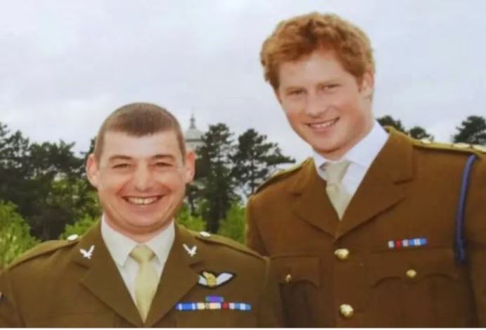 El príncipe Harry y su instructor militar Michael Booley.