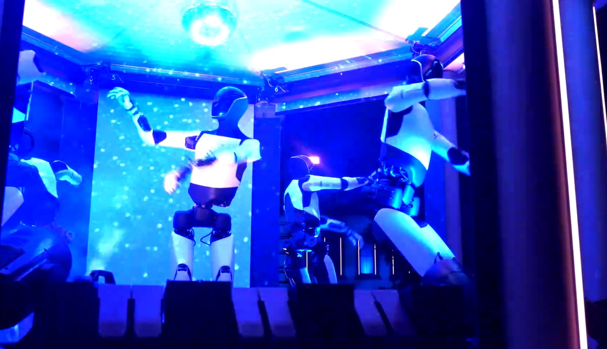 Elon Musk presentó a Optimus como un robot humanoide que no solo puede realizar labores del hogar, sino también bailar y coordinar movimientos al ritmo de la música, con un costo entre 20.000 y 30.000 dólares.