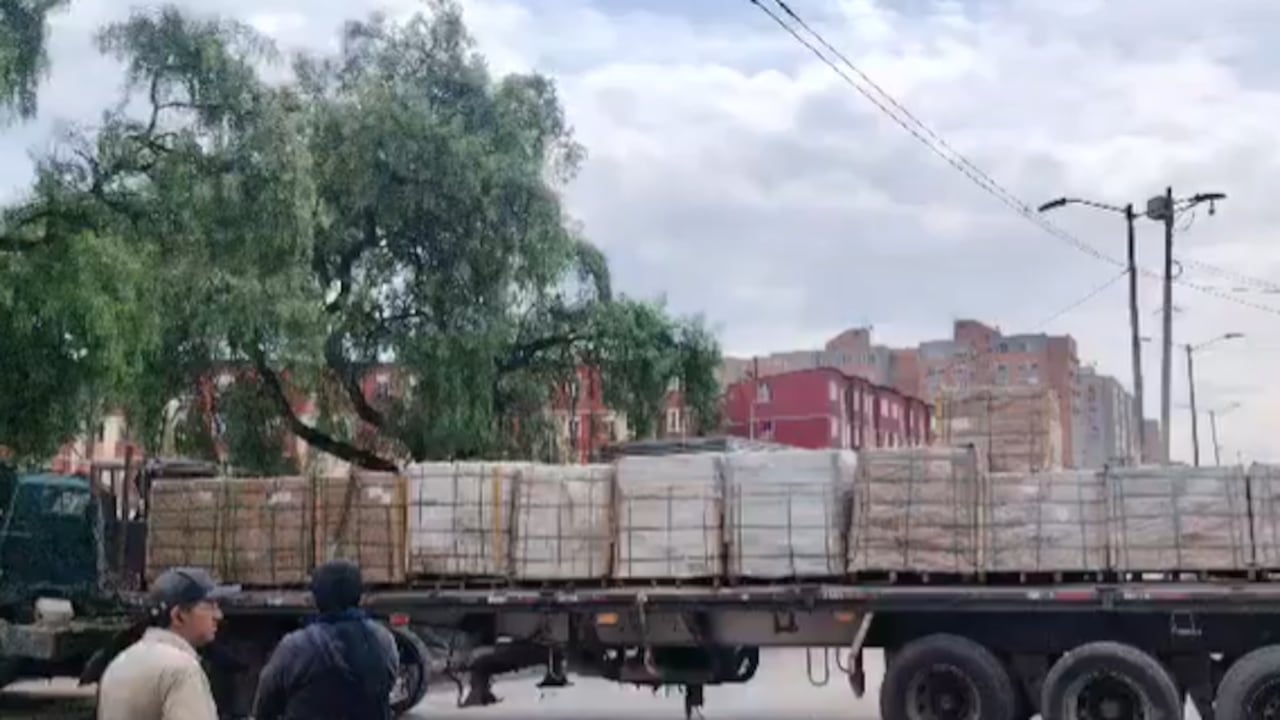 La presencia de un vehículo de carga generó una restricción en la movilidad de la carrera 123 con calle 15, en Fontibón.