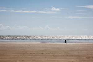 Ciclista en la playa