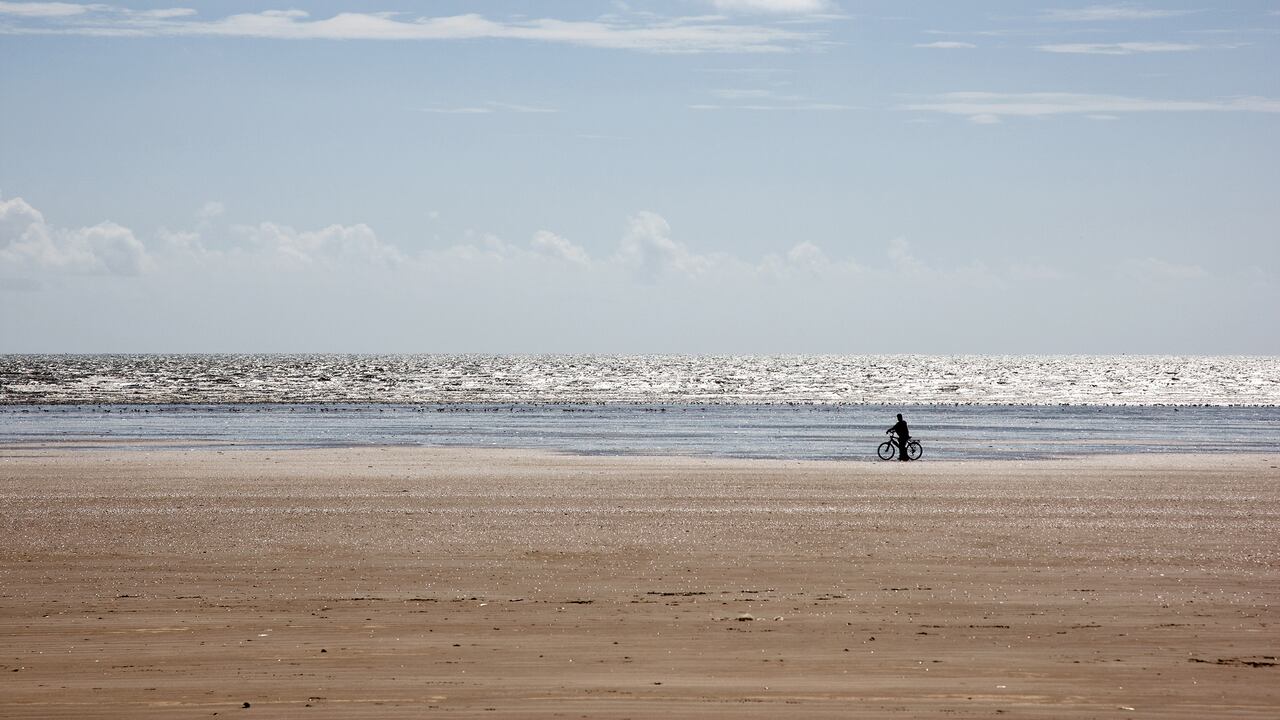Ciclista en la playa