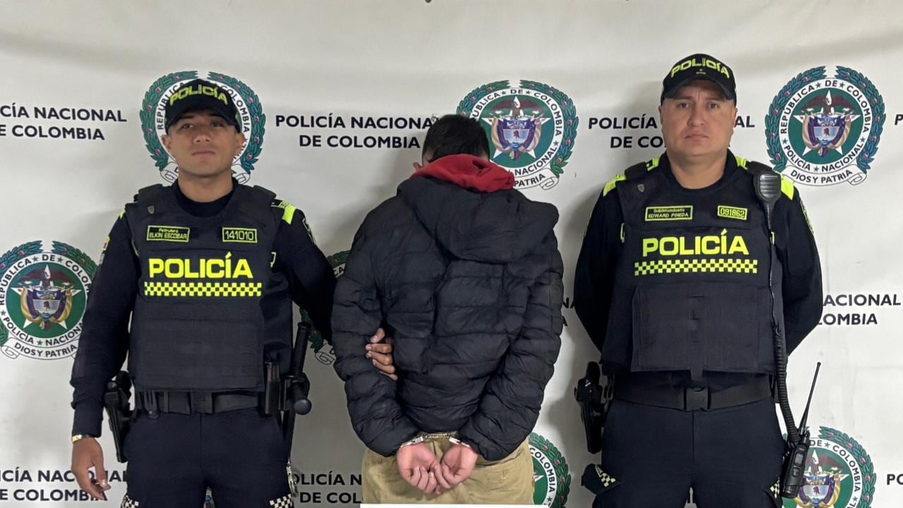 Tras persecución, fue capturado un joven de 18 años luego de hurtar violentamente una camioneta en el Siete de Agosto.