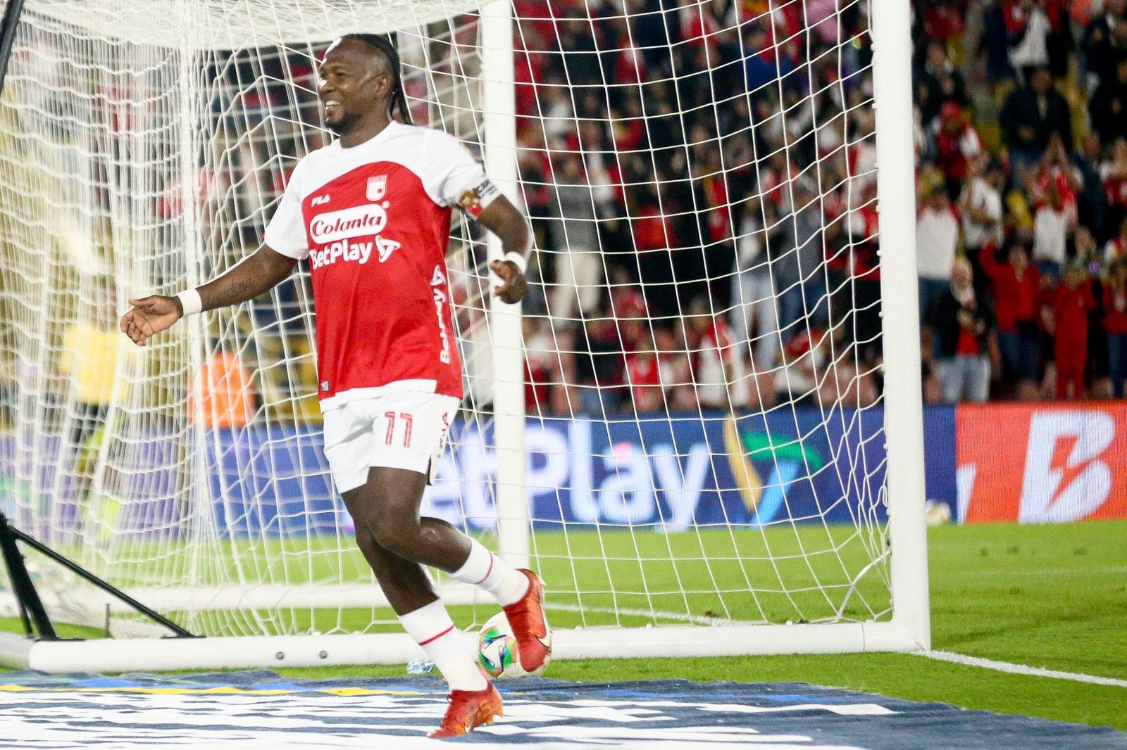 Hugo Rodallega fue la figura de la noche en el Estadio El Campín.