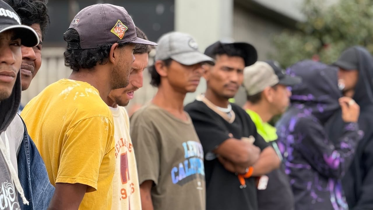 Alcaldía de Medellín expulsa a 17 extranjeros con antecedentes por diversos delitos.
