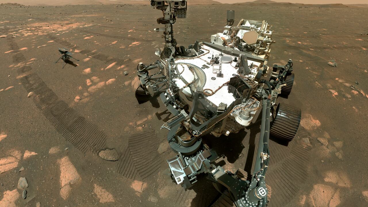 Archivo: Fotografía difundida por la NASA de la sonda marciana Perseverance (al frente), junto al helicóptero Ingenuity (a la izquierda). (NASA/JPL-Caltech/MSSS vía AP)