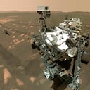 Archivo: Fotografía difundida por la NASA de la sonda marciana Perseverance (al frente), junto al helicóptero Ingenuity (a la izquierda). (NASA/JPL-Caltech/MSSS vía AP)