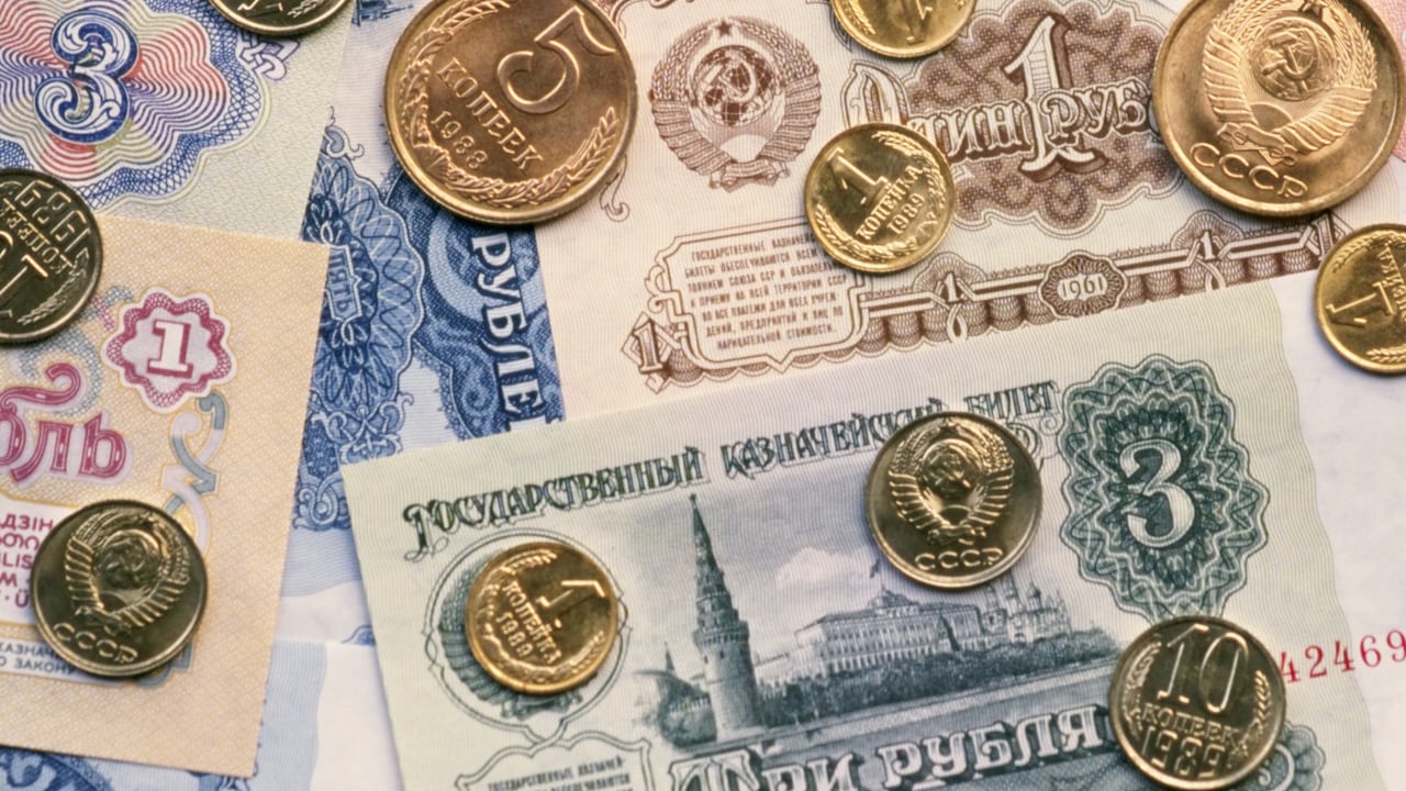 Rusia anuncia que responderá a obligaciones internacionales con pago de deuda en rublos.